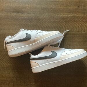 new Nike court vision low top sneakers. Size 9.5. NIB. White/black/soft pink